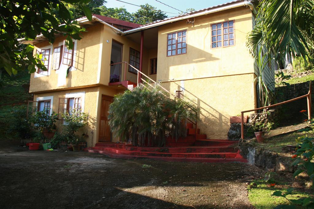 La Familia Guest House And Natural Farm Port Antonio Exterior photo